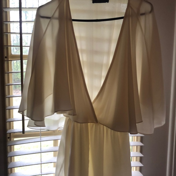 🧚🏾‍♀️ Sexy, cute off white romper - Picture 2 of 3